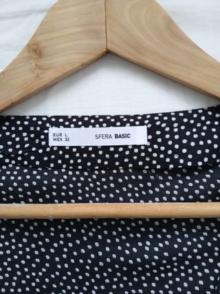 Blusa negra con lunares blancos