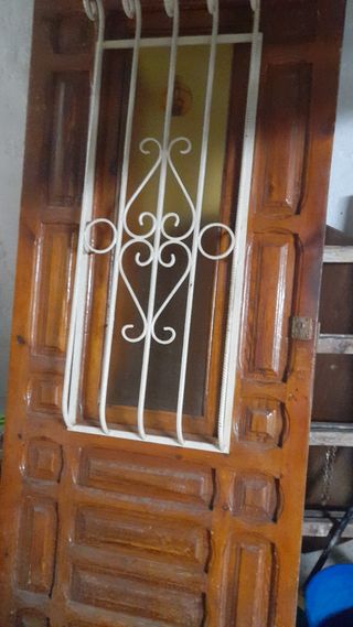 puerta de madera de haya