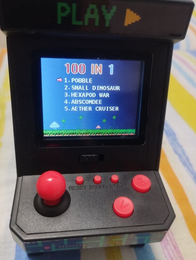 Miniatura de máquina de juego, funciona.