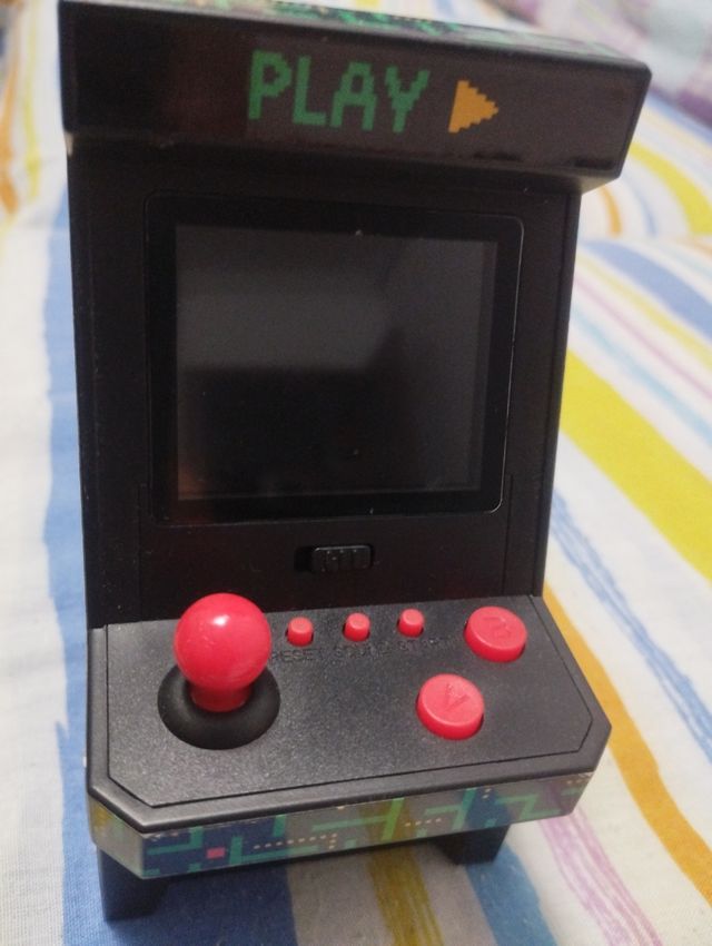 Miniatura de máquina de juego, funciona.