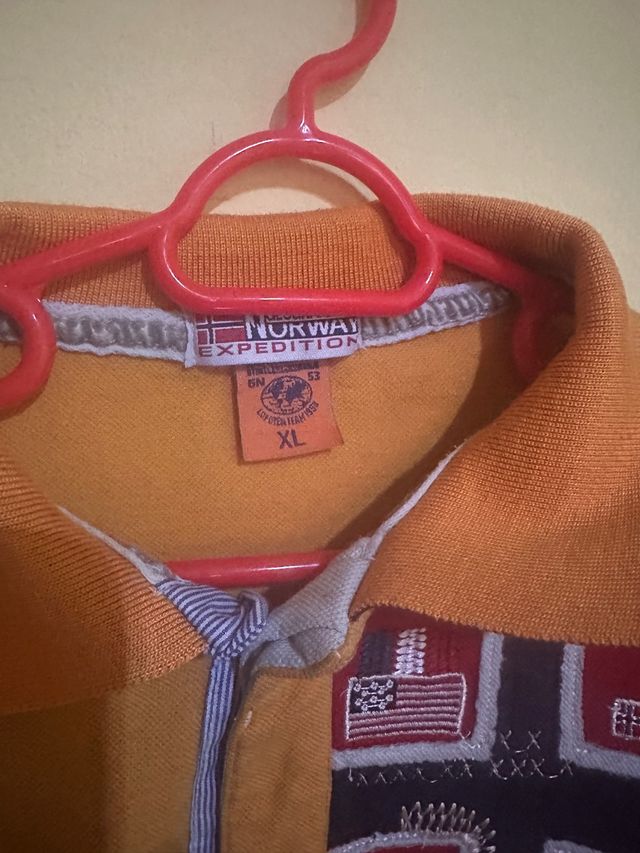 Lote 2 polos uno tallaL y otro XL