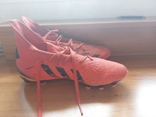Se venden botas de fútbol adidas