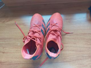 Se venden botas de fútbol adidas