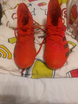 Se venden botas de fútbol adidas