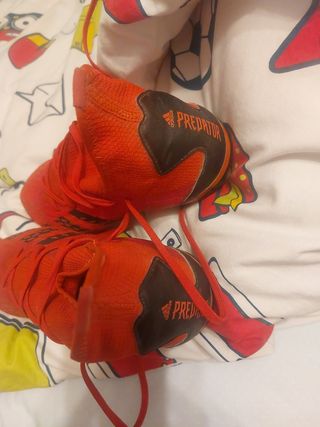 Se venden botas de fútbol adidas