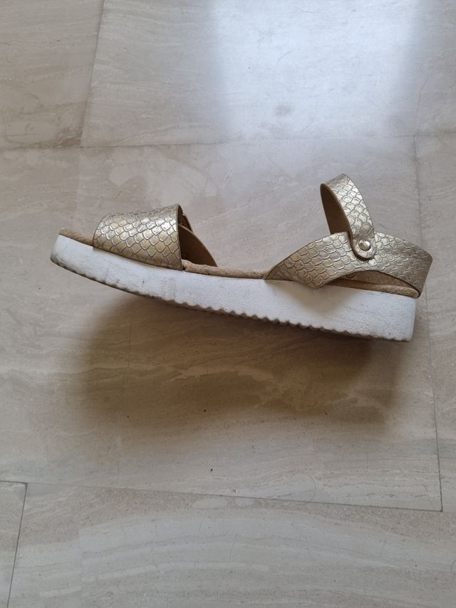 Sandalias doradas talla 39