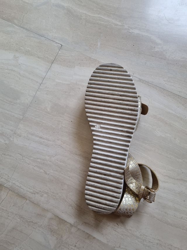 Sandalias doradas talla 39