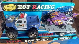 Jeep policía con remolque y moto de carreras