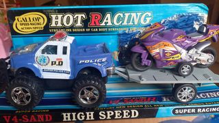 Jeep policía con remolque y moto de carreras