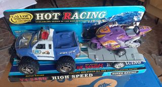 Jeep policía con remolque y moto de carreras