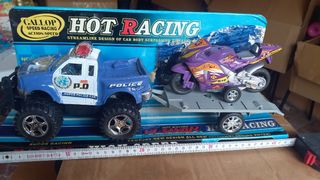 Jeep policía con remolque y moto de carreras