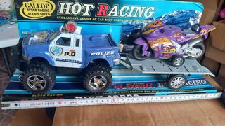 Jeep policía con remolque y moto de carreras