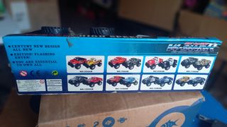 Jeep policía con remolque y moto de carreras