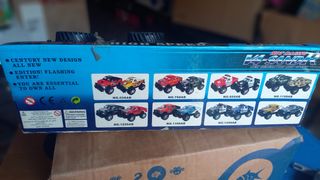 Jeep policía con remolque y moto de carreras