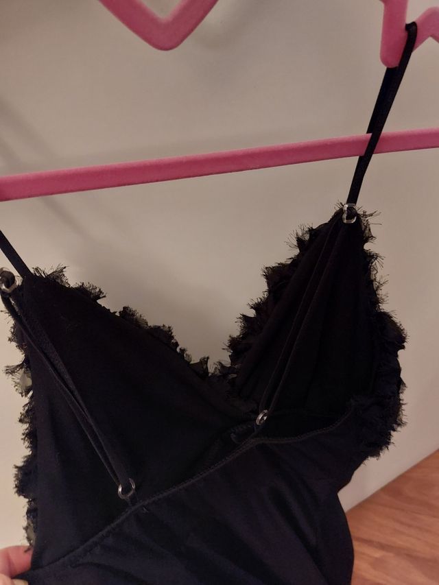 abito corto con coppe imbottite e lavorate