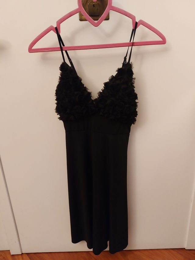 abito corto con coppe imbottite e lavorate