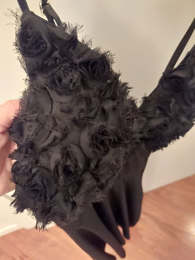 abito corto con coppe imbottite e lavorate