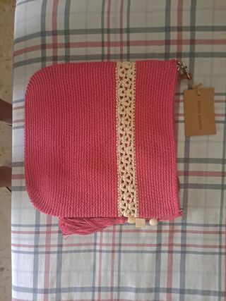 Bolso de crochet rosa.