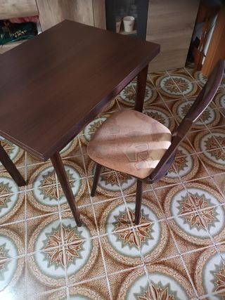 mesa extensible con 2 sillas