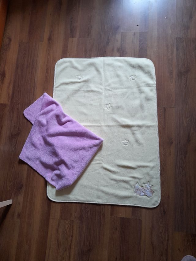 2 mantitas bebe, amarilla y rosa.