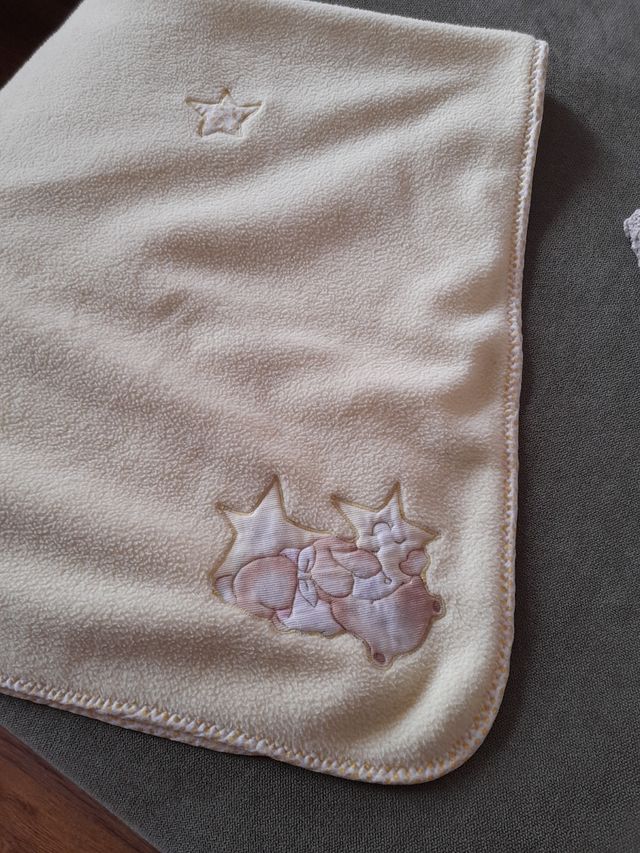 2 mantitas bebe, amarilla y rosa.