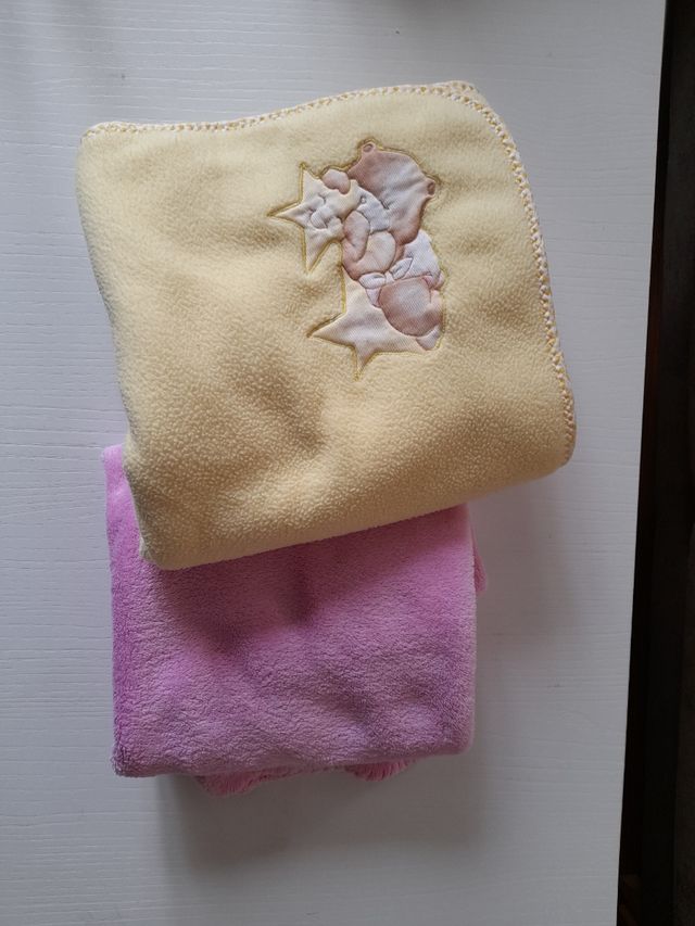 2 mantitas bebe, amarilla y rosa.