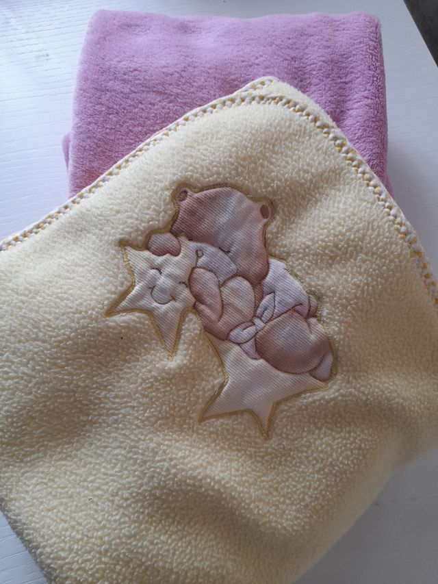 2 mantitas bebe, amarilla y rosa.