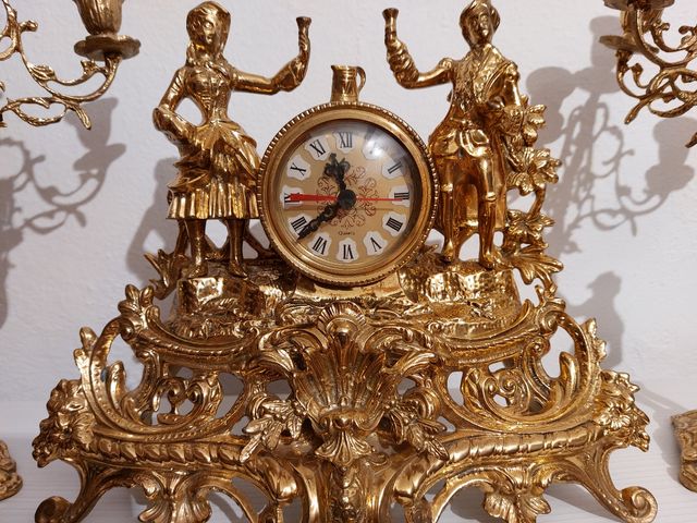 candelabros y reloj de bronce 