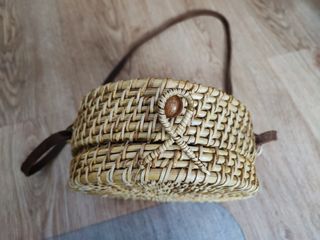 Bolso redondo rafia y mimbre de Zara