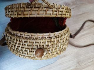 Bolso redondo rafia y mimbre de Zara