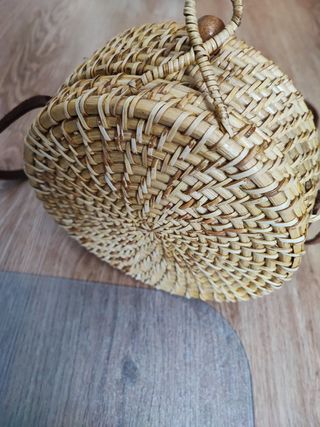 Bolso redondo rafia y mimbre de Zara