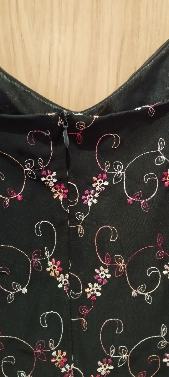 Vestido negro con bordados