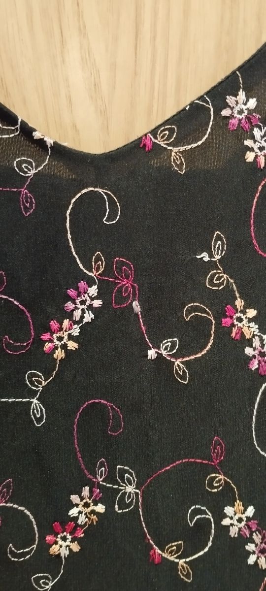 Vestido negro con bordados