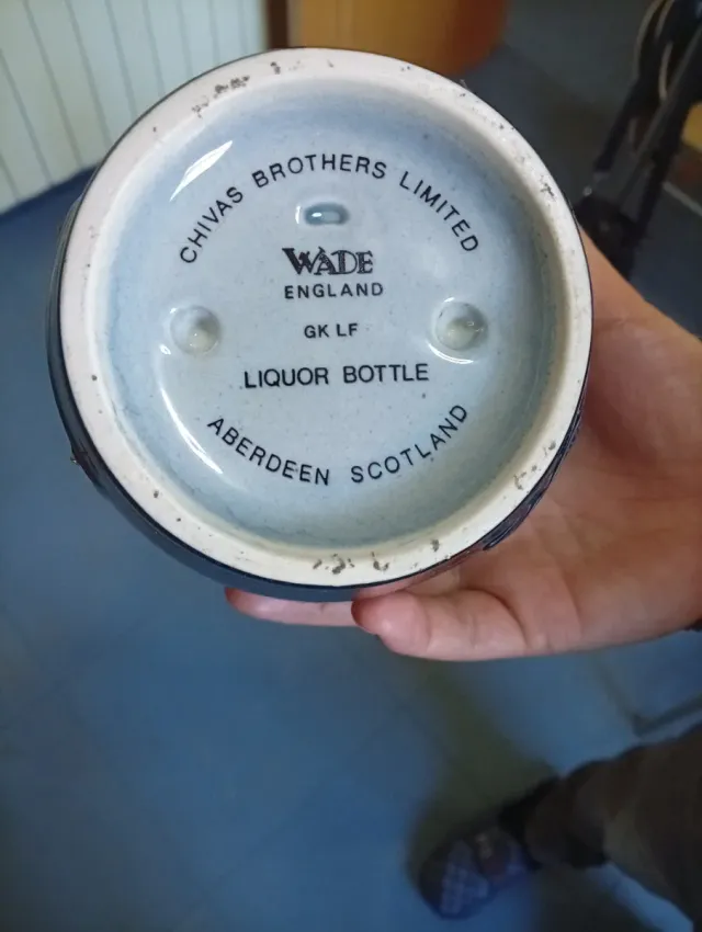 BOTELLA VACIA CERAMICA WHISKY CHIVAS 21 AÑOS AZUL