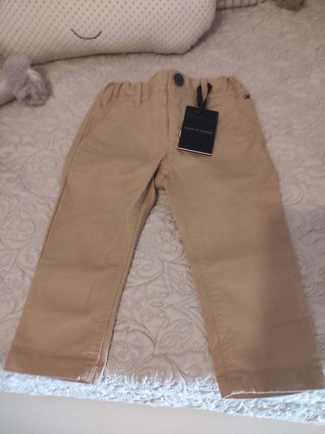 Pantalones nuevos a estrenar 9-12 Tommy Hilfiger