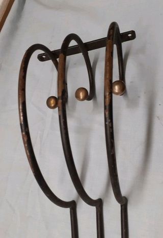 pies de hierro con acabados dorados