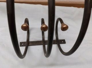 pies de hierro con acabados dorados