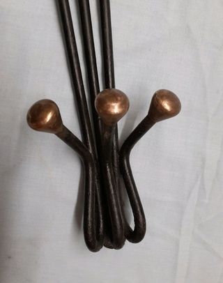 pies de hierro con acabados dorados