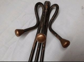 pies de hierro con acabados dorados