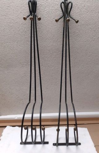 pies de hierro con acabados dorados