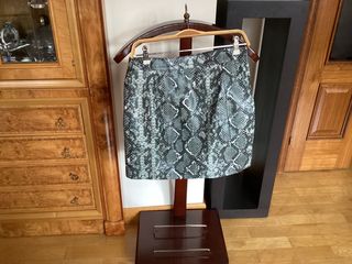 Falda de polipiel , gris, negra y hueso .
