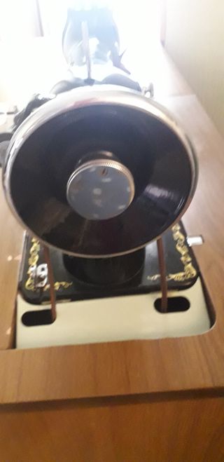 máquina antigua brillante de coser Alfa sin mueble
