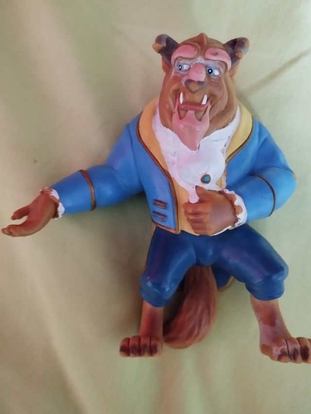 figura de la bella y la bestia.