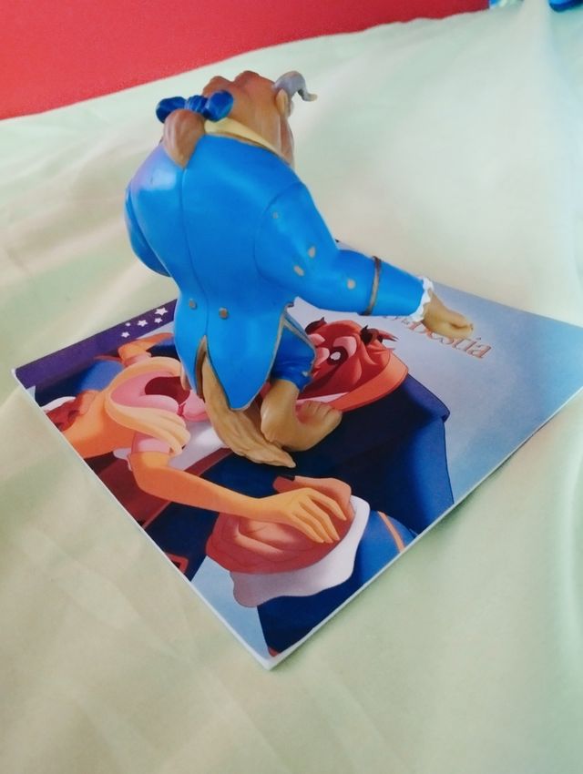 figura de la bella y la bestia.