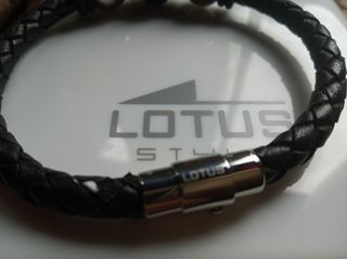 Pulsera Lotus acero y cuero.