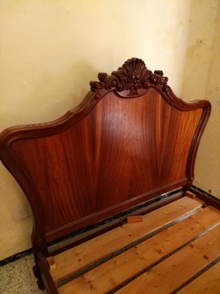 Cama y mesas de noche