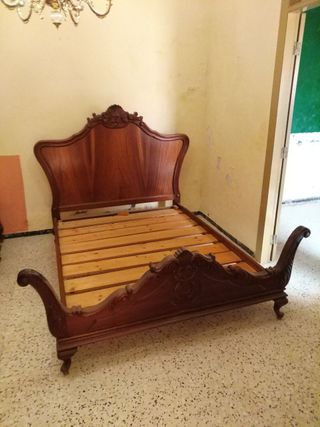 Cama y mesas de noche