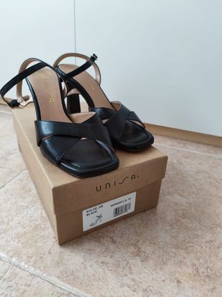 SANDALIA DE PIEL TACON UNISA