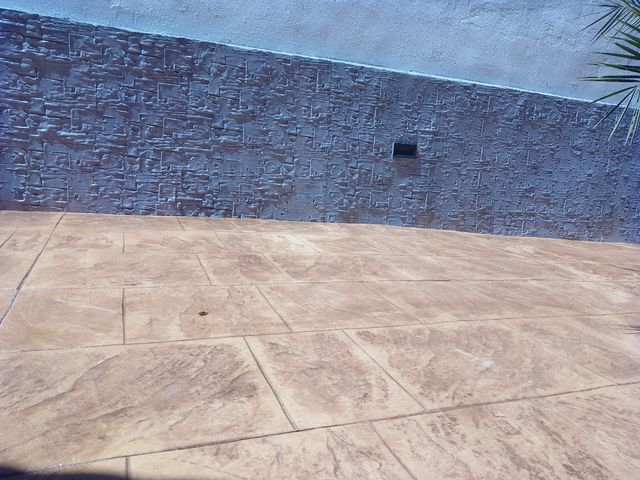 vertical moros hormigón impreso y fratasado calida