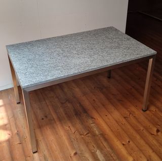 Tavolo di Design in metallo e granito